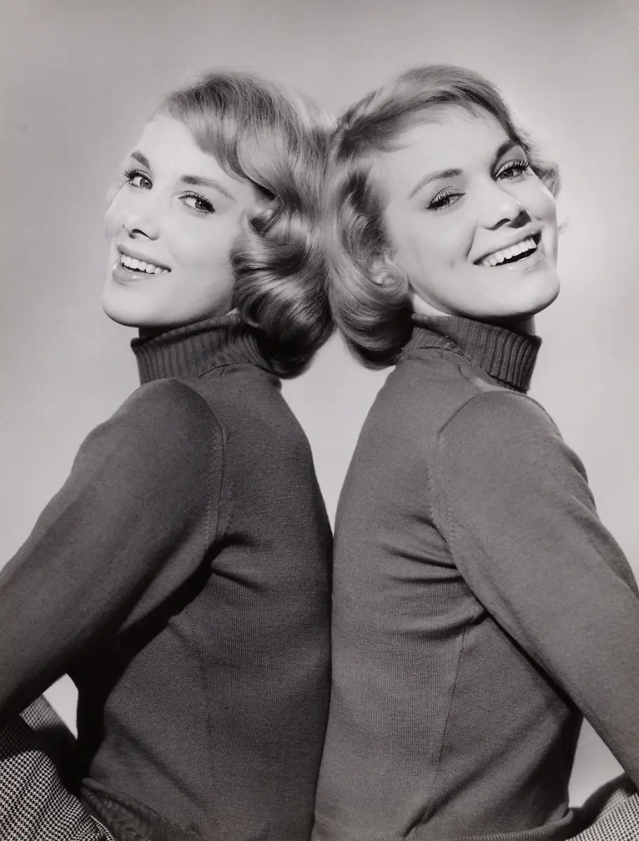 Alice-und-Ellen-Kessler-die-Kessler-Zwillinge-Saengerinnen-und-Taenzerinnen-Deutschland-1957-Alice-and-Ellen-Kessler-are-the-Kessler-Twins-singers-and-dancers-Germany-1957