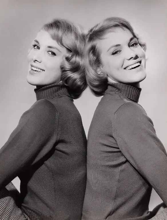 Alice-und-Ellen-Kessler-die-Kessler-Zwillinge-Saengerinnen-und-Taenzerinnen-Deutschland-1957-Alice-and-Ellen-Kessler-are-the-Kessler-Twins-singers-and-dancers-Germany-1957