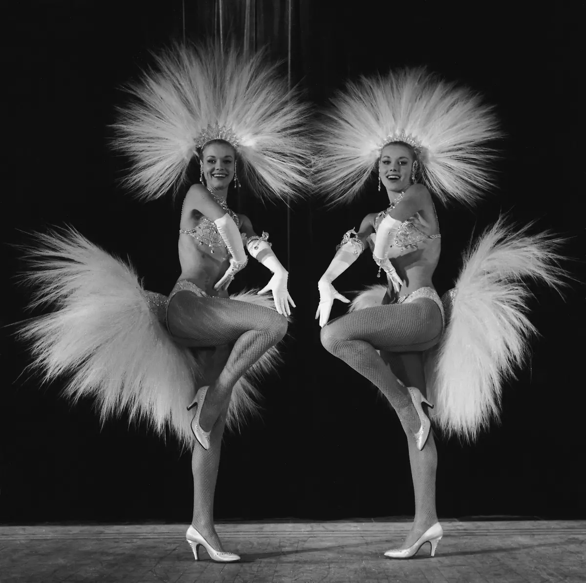 Kessler-Alice-und-Ellen-Taenzerinnen-und-Saengerinnen-geb-20-8-1936-in-Nerchau-Sachsen-Les-soeurs-Kessler-vedettes-des-Revues-du-Lido-Die-Kessler-Zwillinge-Attraktion-des-Pariser-Revuetheaters-Lido-Foto-undat-50er-Jahre