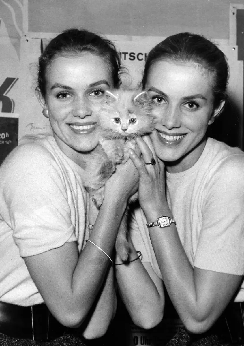 Kessler-Zwilling-Alice-und-Ellen-Kessler-mit-Katze-undatierte-Aufnahme-Aufnahmedatum-01-01-1950-31-12