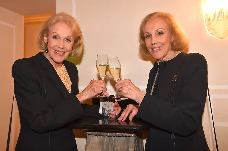 Alice-und-Ellen-Kessler-bei-der-Premiere-des-Theaterstuecks-Toc-Toc-in-der-Komoedie-im-Bayerischen-Hof-Muenchen-10-10