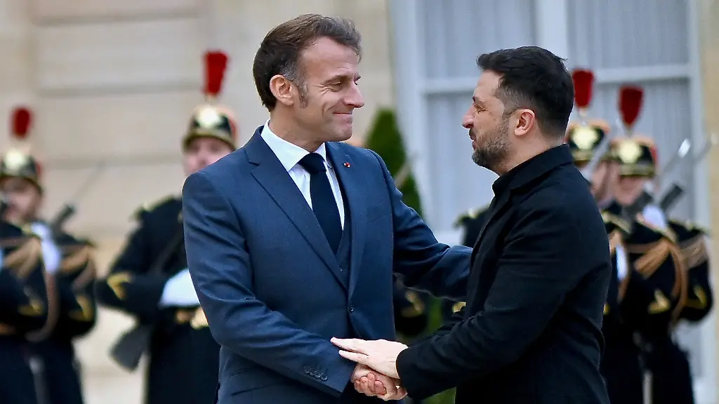 France-s-President-Emmanuel-Macron-welcomes-Ukraine-s-President-Volodymyr-Zelensky-before-their-meeting-at-the-Elysee-Palace-in-Paris-on-November-17-2025-Macron-and-Zelensky-signed-a-letter-of-intent-for-Kyiv-to-acquire-up-to-100-Rafale-fighter-jets-and-other-air-defence-hardware-from-French-companies-the-French-presidency-said-Photo-by-Franck-Castel-ABACAPRES