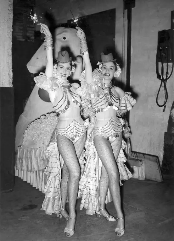 Die-Kessler-Zwillinge-Alice-r-und-Ellen-l-in-den-1950er-Jahren-in-Paris-in-ihren-Lido-Kostuemen