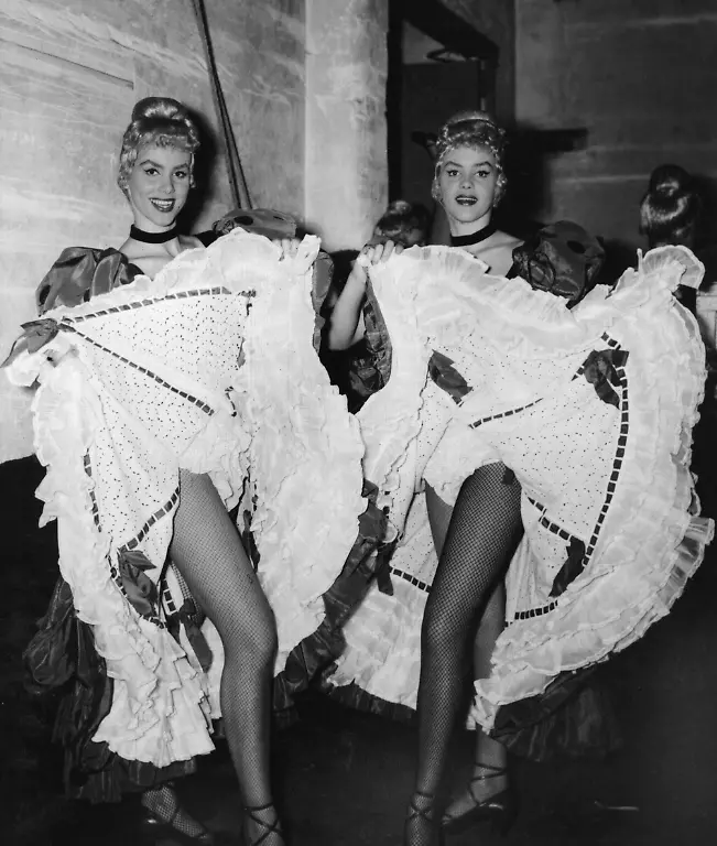 Einen-Can-Can-ueben-die-deutschen-Zwillinge-Ellen-l-und-Alice-r-Kessler-kurz-vor-ihrem-Auftritt-im-Pariser-Lido-Undatierte-Aufnahme