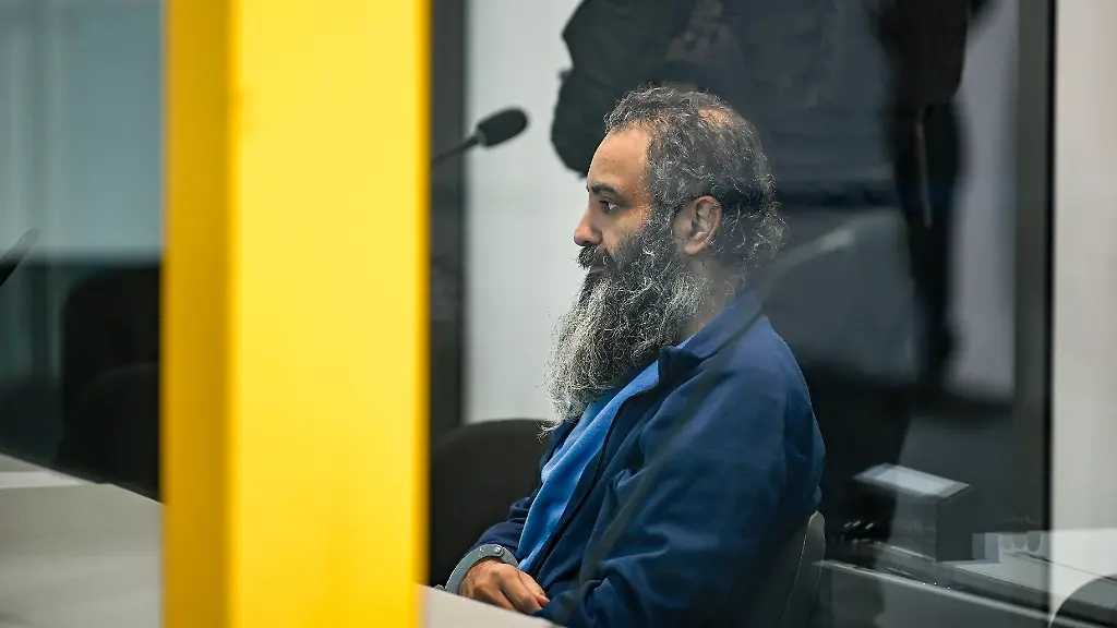 Der-Angeklagte-Taleb-al-Abdulmohsen-sitzt-in-einem-kugelsicheren-Glaskasten-im-temporaeren-Gerichtsgebaeude-des-Landgerichtes-Magdeburg-Die-Generalstaatsanwaltschaft-wirft-dem-Mann-aus-Saudi-Arabien-versuchten-Mord-in-338-Faellen-vor-Am-20-Dezember-2024-raste-der-Angeklagte-auf-dem-Magdeburger-Weihnachtsmarkt-in-eine-Menschenmenge