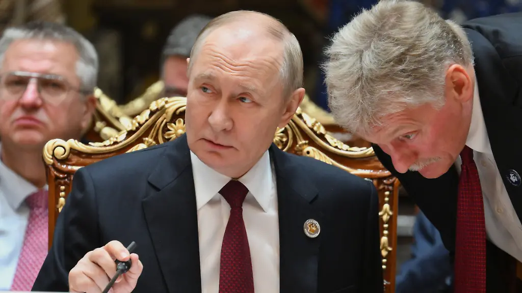 Der-russische-Praesident-Wladimir-Putin-l-spricht-mit-Kreml-Sprecher-Dmitri-Peskow-waehrend-des-Gipfels-der-Gemeinschaft-Unabhaengiger-Staaten-im-Palast-der-Nation