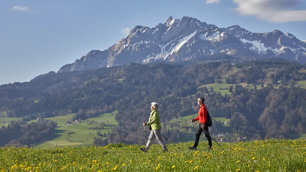 Symbolbild-Gestellte-Aufnahme-Zwei-Frauen-spazieren-auf-dem-Sonnenberg-Kriens-im-Kanton-Luzern-am-10-April-2017
