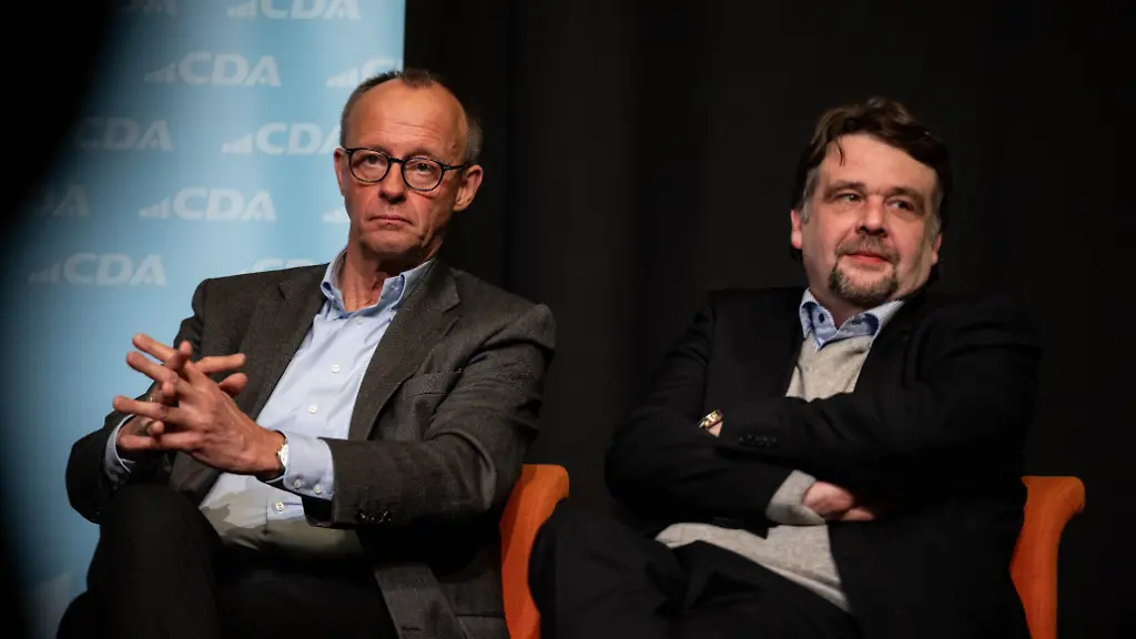 Friedrich-Merz-l-CDU-Vorsitzender-und-Kanzlerkandidat-seiner-Partei-sitzt-neben-Dennis-Radtke-Landesvorsitzender-der-CDA-Nordrhein-Westfalen-bei-der-Betriebsraetekonferenz-der-Christlich-Demokratischen-Arbeitnehmerschaft-CDA-Deutschland-auf-der-Buehne