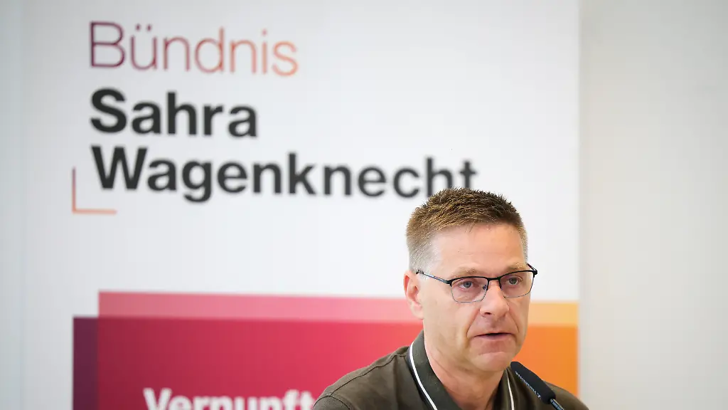 Oliver-Ruhnert-spricht-beim-Gruendungskongress-des-Jugenbuendniss-im-BSW