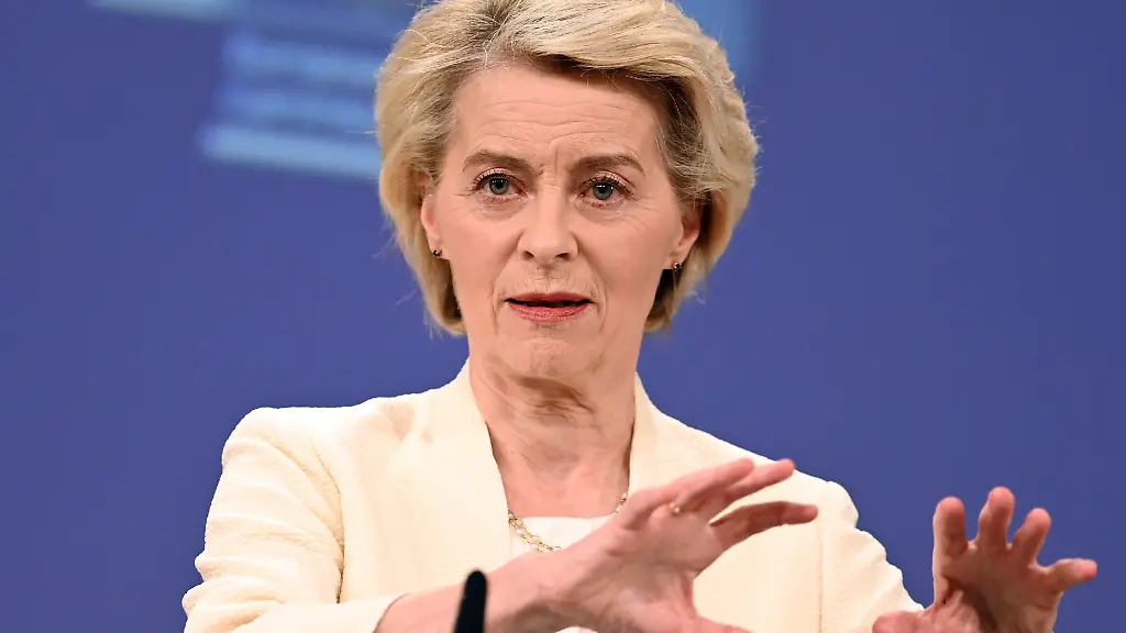 Ursula-von-der-Leyen-EU-Kommissionspraesidentin-spricht-bei-einer-Pressekonferenz-Von-der-Leyen-stellte-die-Vorschlaege-der-Kommission-fuer-das-EU-Budget-vor-zu-dpa-Russisches-Geld-fuer-Kiew-Von-der-Leyen-schreibt-Merz-Co