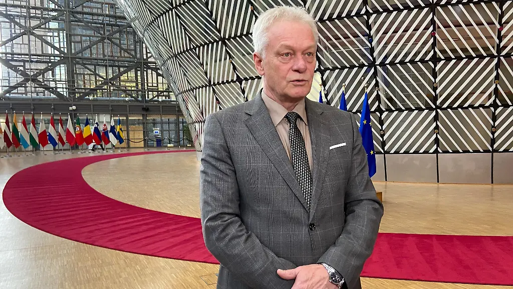 Bundesagrarminister-Alois-Rainer-CSU-spricht-vor-einem-Treffen-mit-seinen-EU-Amtskollegen-mit-Journalisten