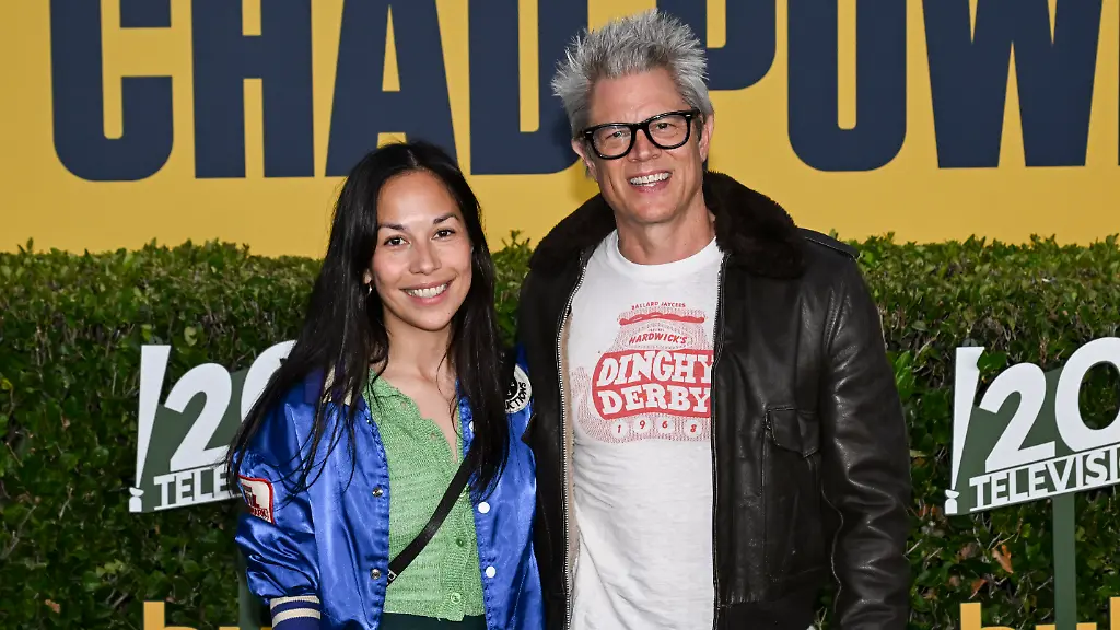 September-25-2025-Pasadena-California-USA-American-director-producer-and-screenwriter-EMILY-TING-and-American-actor-producer-screenwriter-and-stunt-performer-Johnny-Knoxville-attends-the-Red-Carpet-World-Premiere-of-HuluA-a-a-s-A-a-AChad-Powers