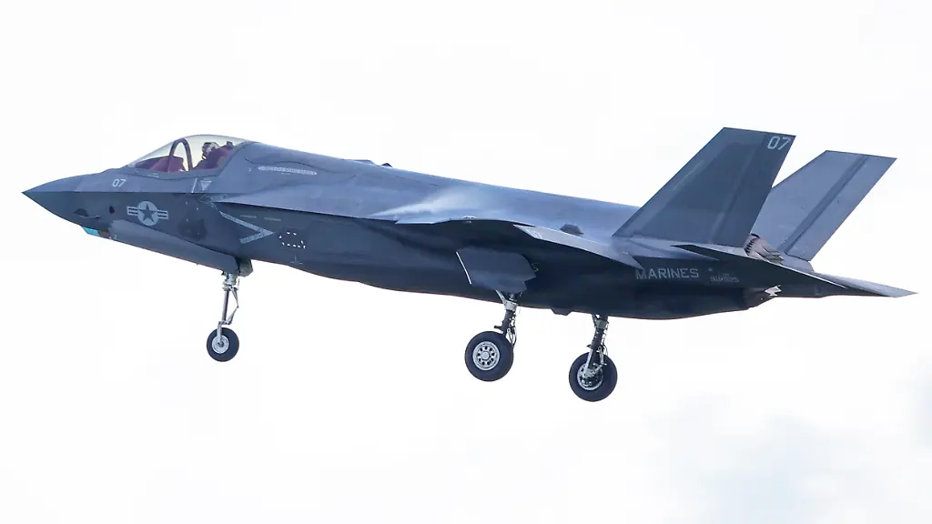 Ein-Kampfflugzeug-vom-Typ-Lockheed-Martin-F-35B-der-US-Marines-landet-auf-der-Roosevelt-Roads-Naval-Station-Die-Verlegung-von-US-Kampfflugzeugen-in-das-Aussengebiet-steht-im-Zusammenhang-mit-den-zunehmenden-Spannungen-zwischen-den-Vereinigten-Staaten-und-Venezuela