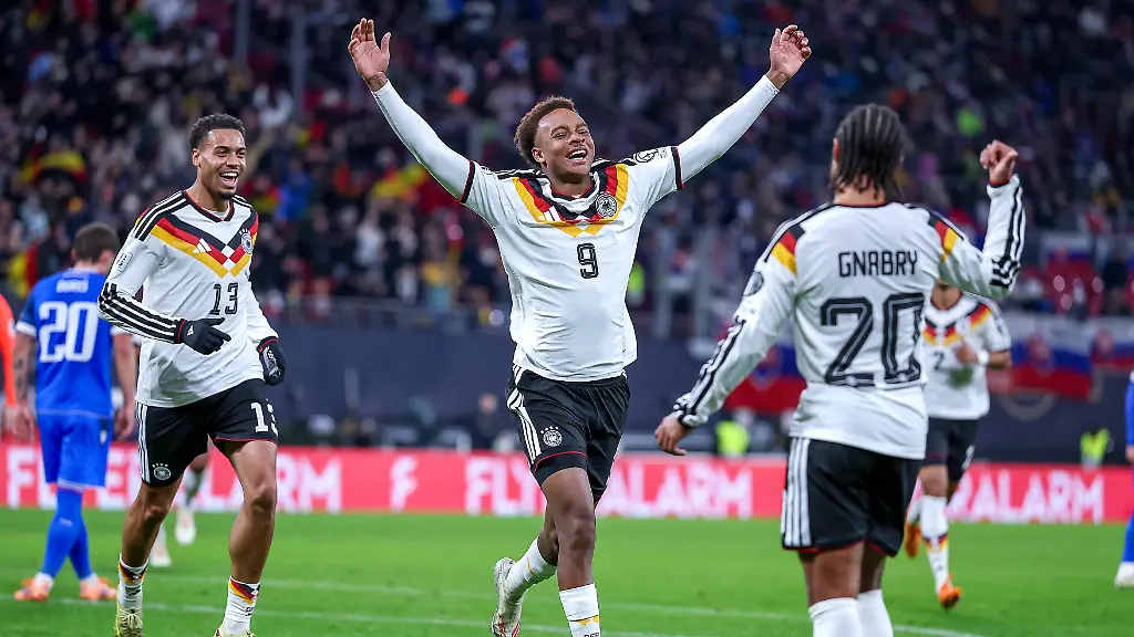 11-17-2025-Football-International-Match-World-Cup-Qualification-Europe-Germany-Slovakia-Red-Bull-Arena-Leipzig-10-Matchday-Season-2025-2026-Goal-Celebration-after-6th-goal-0-by-goal-scorer-Forz an-Assan-Ouedraogo-GER-09-together with-Felix-Nmecha-GER-13-Serge-Gnabry-GER-20-Nathaniel-Brown-GER-18-Regulation-prohibits-the-use-of-photos-as-a-sequence-of-pictures-and-or-quasi-videos