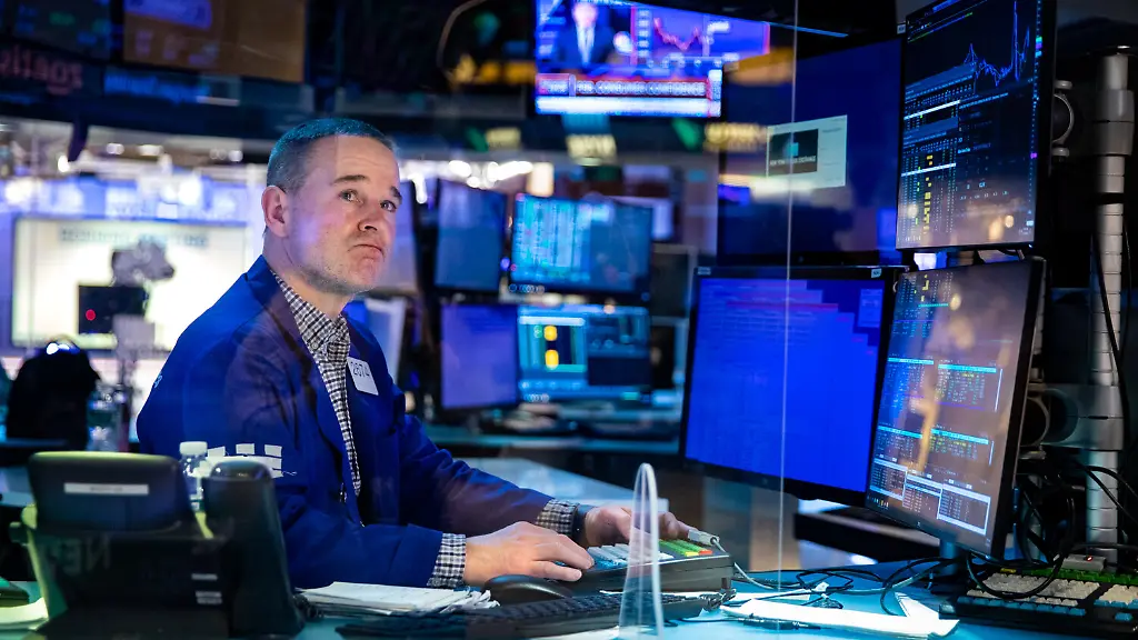 Ein-Haendler-arbeitet-an-der-New-Yorker-Boerse-Die-US-Aktien-sind-am-Dienstag-22-02-2022-unter-dem-Druck-des-anhaltenden-Ukraine-Konflikts-deutlich-gefallen-Der-Dow-Jones-Industrial-Average-fiel-um-482-57-Punkte-bzw-1-42-Prozent-auf-33-596-61-Punkte-Der-S-P-500-fiel-um-44-11-Punkte-bzw-1-01-Prozent-auf-4-304-76-Der-Nasdaq-Composite-Index-fiel-um-166-55-Punkte-bzw-1-23-Prozent-auf-13-381-52-Punkte