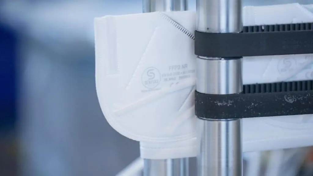 FFP2-Schutzmasken-werden-in-einer-Produktionsstaette-hergestellt