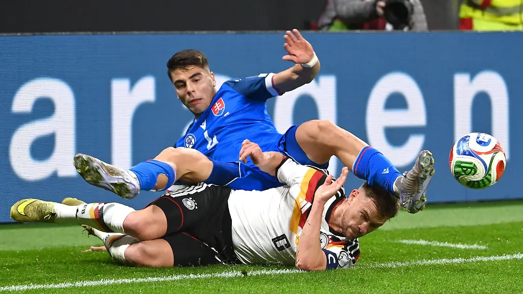 Joshua-KIMMICH-GER-Aktion-Zweikampf-gegen-Adam-OBERT-SVK-Fussball-Laenderspiel-WM-Qualifikation-Gruppe-A-Spieltag-06-Deutschland-GER-Slowakei-SVK-am-17-11