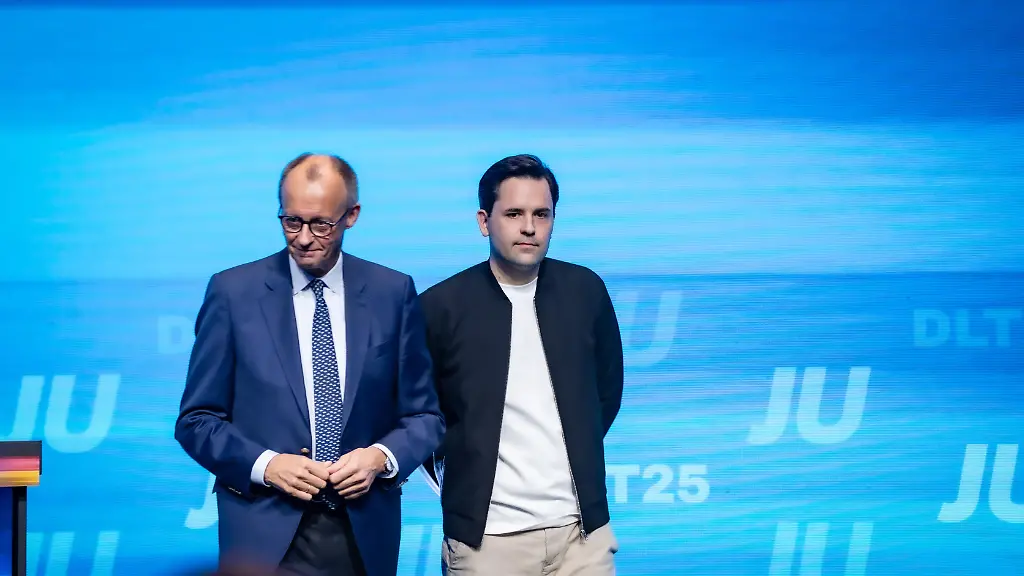 Friedrich-Merz-Bundeskanzler-nach-seiner-Rede-mit-Johannes-Winkel-Bundesvorsitzender-Jungen-Union-und-Mitglied-Junge-Gruppe-der-CDU-CSU-Bundestagsfraktion