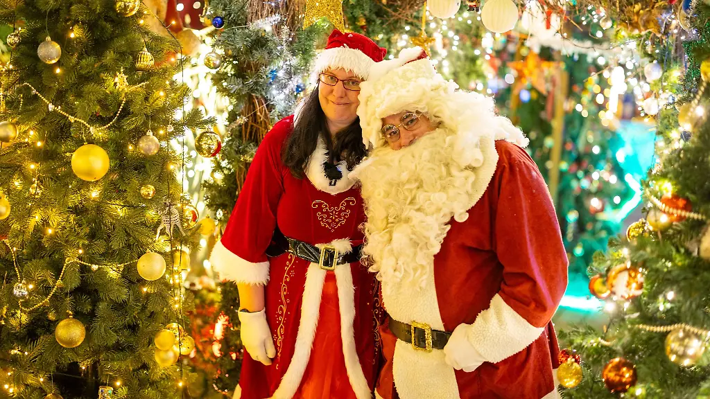 Altenpfleger-Dirk-van-Acken-und-seine-Partnerin-Nicole-Tratz-im-Weihnachtskostuem