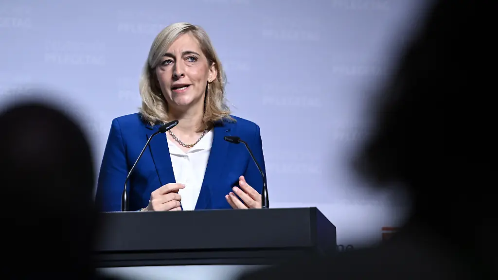 Nina-Warken-CDU-Bundesministerin-fuer-Gesundheit-spricht-bei-der-Eroeffnungsveranstaltung-des-12-Deutschen-Pflegetags