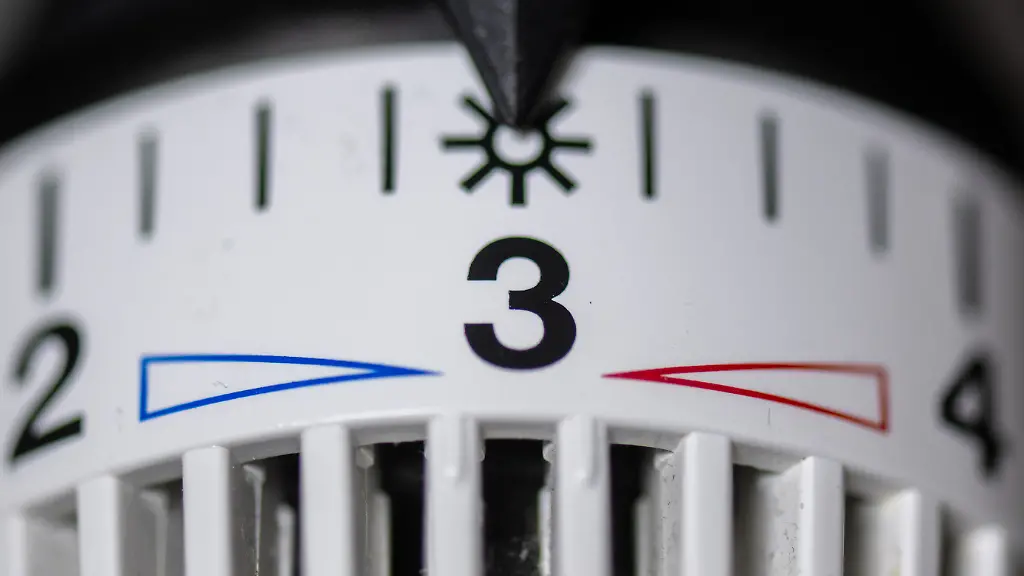 Das-Thermostat-einer-Heizung-steht-auf-Stufe-drei