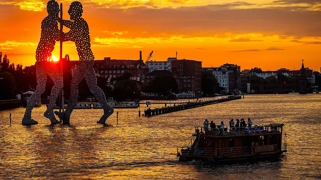 Die-Laermbelaestigung-durch-Partyboote-auf-der-Spree-in-Berlin-hat-im-Suedosten-zugenommen