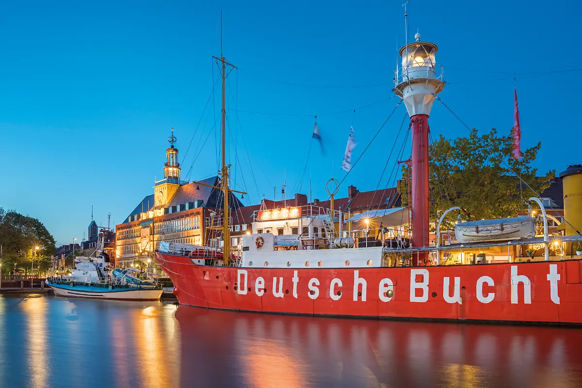 Deutschland-Niedersachsen-Emden-Ostfriesland-Feuerschiff-im-Ratsdelft-mit-Rathaus-Alter-Hafen-Emden-Ostfriesland-Niedersachsen-Deutschland