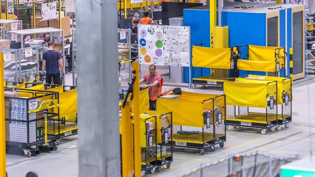 Eine-Logistikhalle-des-Versandhaendlers-Amazon-Hier-der-Standort-LEJ-1-in-Leipzig