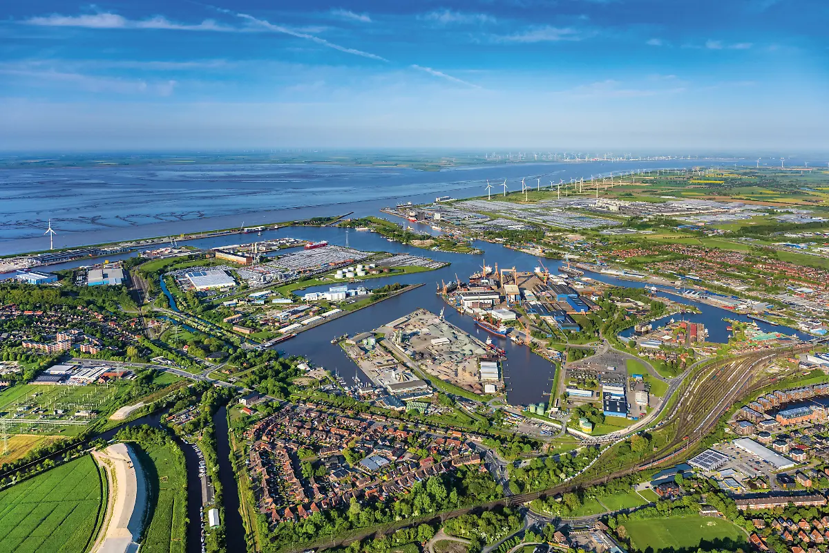 EMDEN-19-05-2023-Schiffs-Anlegestellen-am-Hafenbecken-des-Binnenhafen-am-Ufer-der-Ems-in-Emden-im-Bundesland-Niedersachsen-Deutschland-Weiterfuehrende-Informationen-bei-Emder-Hafenfoerderungsgesellschaft-e-V-Ship-moorings-at-the-inland-harbor-basin-on-the-banks-of-the-Ems-in-Emden-in-the-state-Lower-Saxony-Germany-Further-information-at-Emder-Hafenfoerderungsgesellschaft-e-V