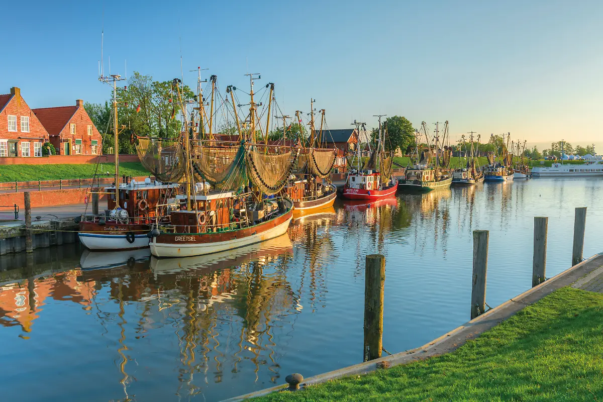 Deutschland-Niedersachsen-Krummhoern-Greetsiel-Nordsee-Ostfriesische-Inseln-Ostfriesland-Nationalpark-Wattenmeer-Wattenmeer-Nationalpark-Niedersaechsisches-Wattenmeer-Krabbenkutter-im-Hafen-von