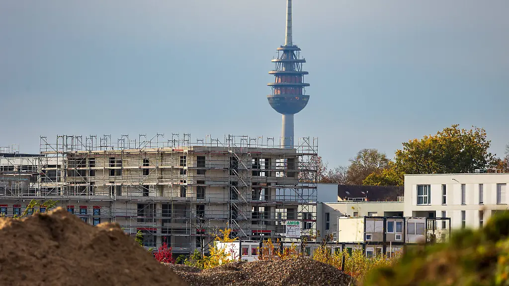 Neues-Stadtquartier-Lichtenreuth-Nuernberg-31-10-2025-Blick-auf-Baustellenbereich-und-Neubauten-im-Stadtquartier-Lichtenreuth-in-Nuernberg-Im-Vordergrund-befinden-sich-Erdaufschuettungen-und-ein-im-Rohbau-befindliches-Wohngebaeude-mit-Geruest-Im-Hintergrund-ragt-der-Fernsehturm-Nuernberg-ueber-die-Bebauung-hinaus-Das-Areal-gehoert-zur-staedtebaulichen-Entwicklung-auf-dem-Gelaende-des-ehemaligen-Suedbahnhofs