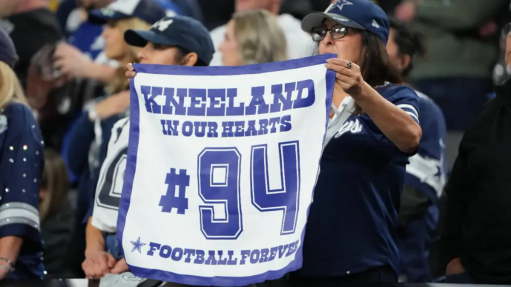 NFL-American-Football-Herren-USA-Dallas-Cowboys-at-Las-Vegas-Raiders-Nov-17-2025-Paradise-Nevada-USA-A-Dallas-fan-holds-up-a-banner-honoring-Cowboy-player-Marshawn-Kneeland-who-tragically-passed-on-November-6th-during-the-first-half-at-Allegiant-Stadium-Paradise-Allegiant-Stadium-Nevada-USA-EDITORIAL-USE-ONLY-PUBLICATIONxINxGERxSUIxAUTxONLY-Copyright-xStephenxR