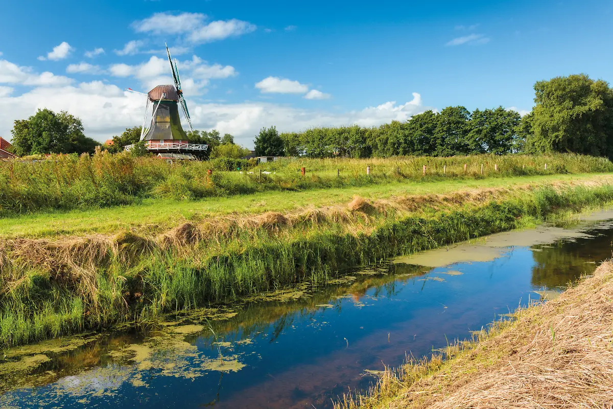 Deutschland-Niedersachsen-Dornum-Ostfriesland-Siel-Windmuehle-bei-Dornum-Westerbur-Nordsee