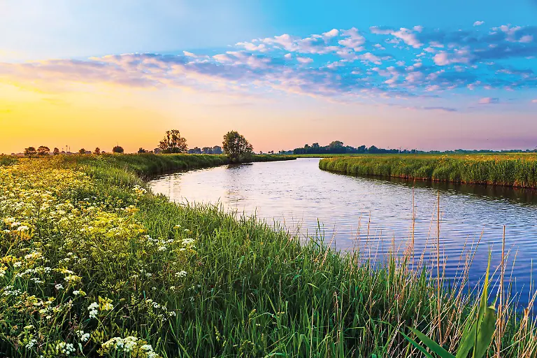 Funnix-03-JUN-2019-Sonnenuntergang-ber-der-Harle-in-der-N-he-von-Funnix-Die-Harle-schl-ngelt-sich-dem-Horizont-entgegen-OSTFRIESLAND-FUNNIX