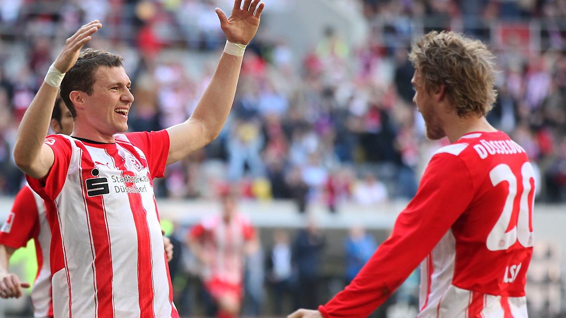 Düsseldorfs Oliver Fink (l.) bejubelt sein Tor zum 2:0 mit Ken Ilsö, dem Torschützen zum 1:0.