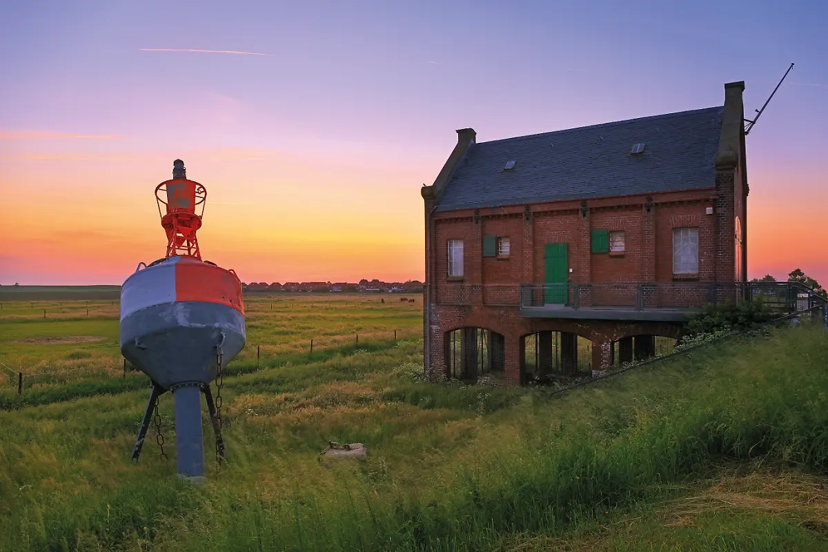 Harlesiel-03-JUN-2019-Boje-und-Backsteingeb-ude-in-Harlesiel-OSTFRIESLAND-HARLESIEL