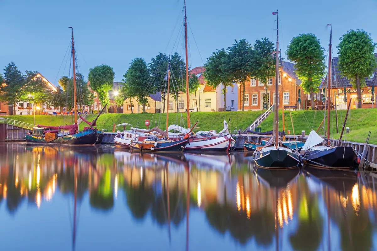 Deutschland-Niedersachsen-Carolinensiel-Ostfriesland-Boote-im-Hafen-von-Carolinensiel-am-Abend