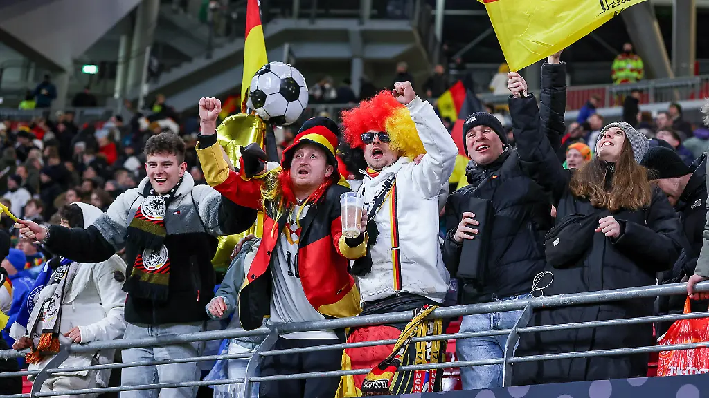 17-11-2025-Fussball-Laenderspiel-WM-Qualifikation-Europa-Deutschland-Slowakei-Red-Bull-Arena-Leipzig-10-Spieltag-Saison-2025-2026-Freude-nach-dem-6-0-Sieg-der-deutschen-Mannschaft-Abschlussjubel-Die-Fans-auf-der-Tribuene-feiern-den-Sieg-Regulations-prohibit-any-use-of-photographs-as-image-sequences-and-or-quasi-video