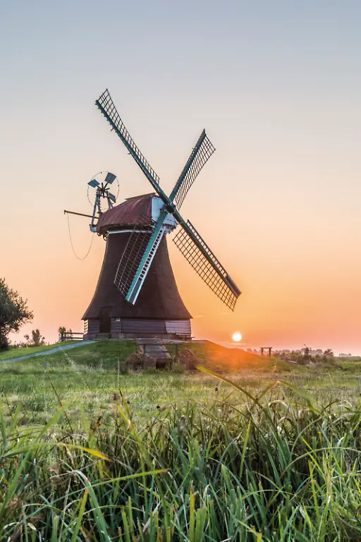 Deutschland-Niedersachsen-Windmuehle-am-Wynhamster-Kolk-bei-Sonnenaufgang-in-Bunde-Ostfriesland-Dollart-Rheiderland