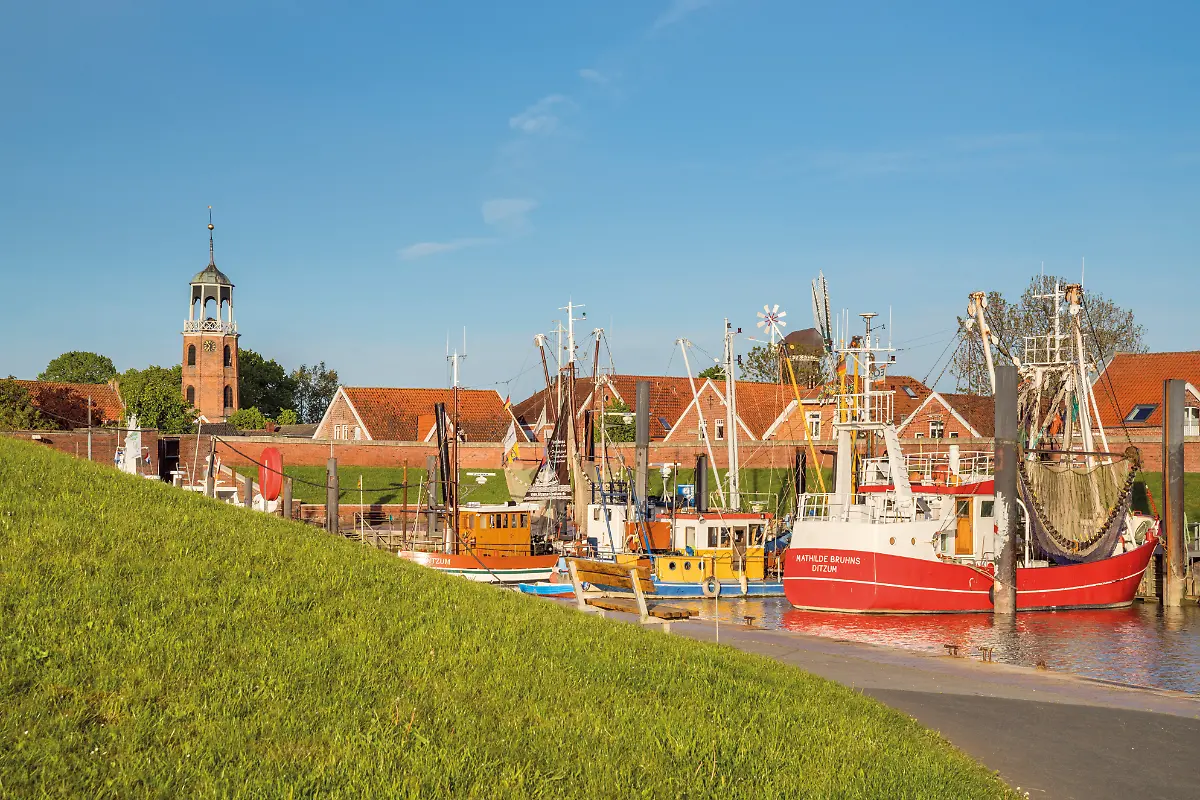 Deutschland-Niedersachsen-Ditzum-Ostfriesland-Fischkutter-im-Hafen-von-Ditzum-Fischerdorf-an-der-Unterems-in-Ostfriesland