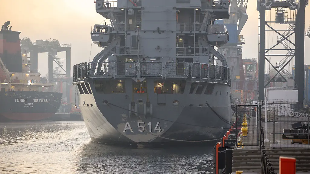 November-8-2025-Gdansk-Pomerania-Poland-The-stern-of-the-German-warship-FGS-Werra-A-514-is-seen-at-the-Gdansk-quay-visiting-the-city-The-vessel-serves-as-a-logistical-and-operational-support-unit-for-the-German-Navy-Gdansk-Poland-ZUMAl194-20251108-zip-l194-004-Copyright-xMarekxLadzinskix