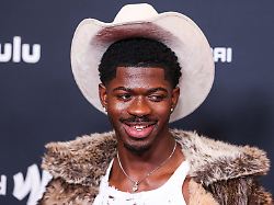 Optimistisch nach Klinikaufenthalt: Lil Nas X erscheint lächelnd vor Gericht