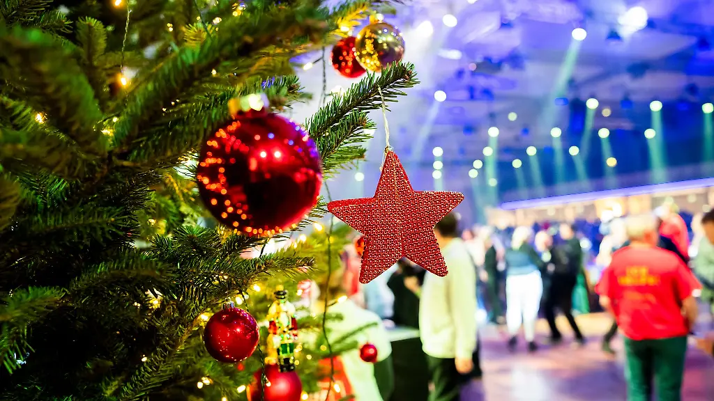 Kreative-Spiele-bringen-frischen-Wind-in-die-Weihnachtsfeier-foerdern-Wertschaetzung-und-staerken-das-Teamgefuehl