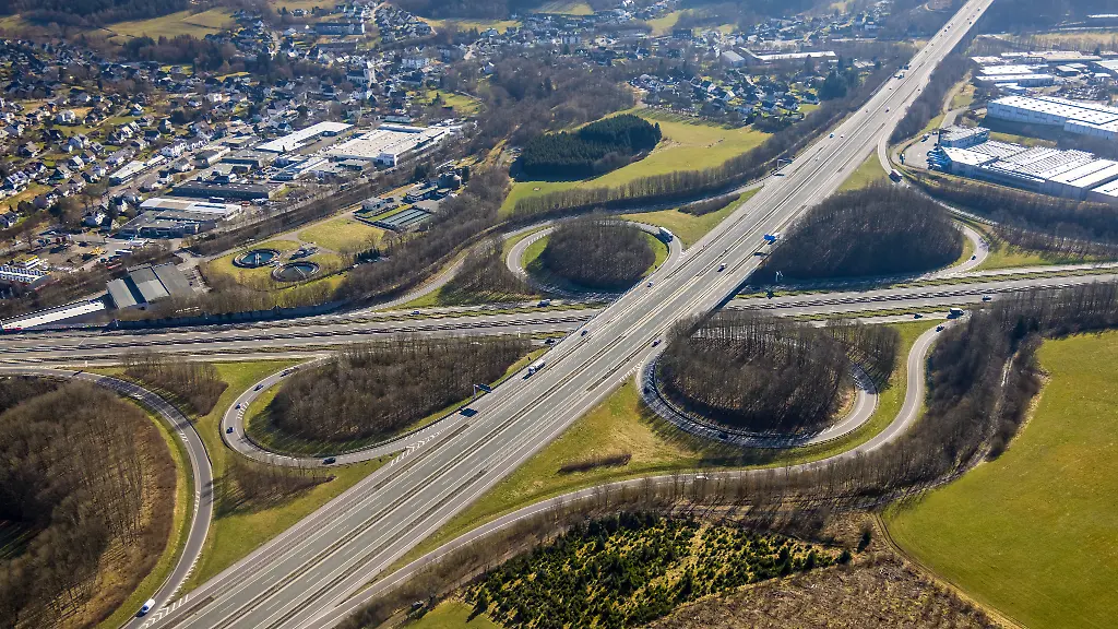 Autobahnkreuz-Olpe-Sued-Autobahn-A4-und-Autobahn-A45-Gerlingen-Wenden-Sauerland-Nordrhein-Westfalen-Deutschland-ACHTUNGxMINDESTHONORARx60xEURO-Freeway-junction-Olpe-South-A4-freeway-and-A45-freeway-Gerlingen-Wenden-Sauerland-North-Rhine-Westphalia-Germany-ATTENTIONxMINIMUMHONORARx60xEURO