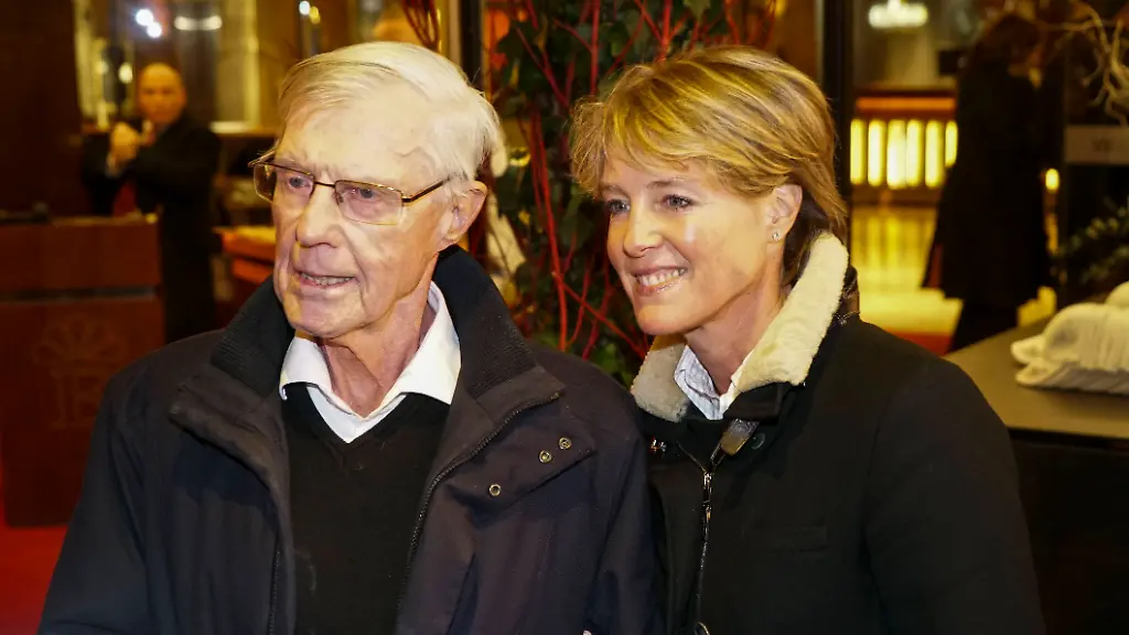 Eugen-Block-Inhaber-Grand-Elysee-mit-seiner-tochter-Christina-Block-zu-Gast-beim-11-Neujahrsempfang-im-Freien-Punsch-unterm-Dach-vor-dem-Grand-Elysee-Hotel-am-06