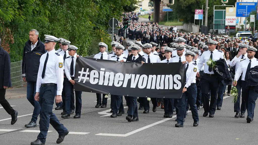 Zahlreiche-Polizisten-gehen-in-einem-Trauermarsch-fuer-den-in-Voelklingen-erschossenen-Polizisten-Polizeioberkommissar-Simon-B-zur-Beisetzung