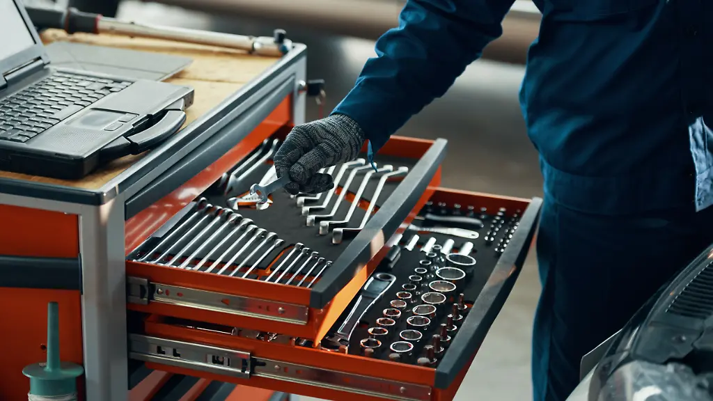 Werkzeugwagen-in-der-Werkstatt