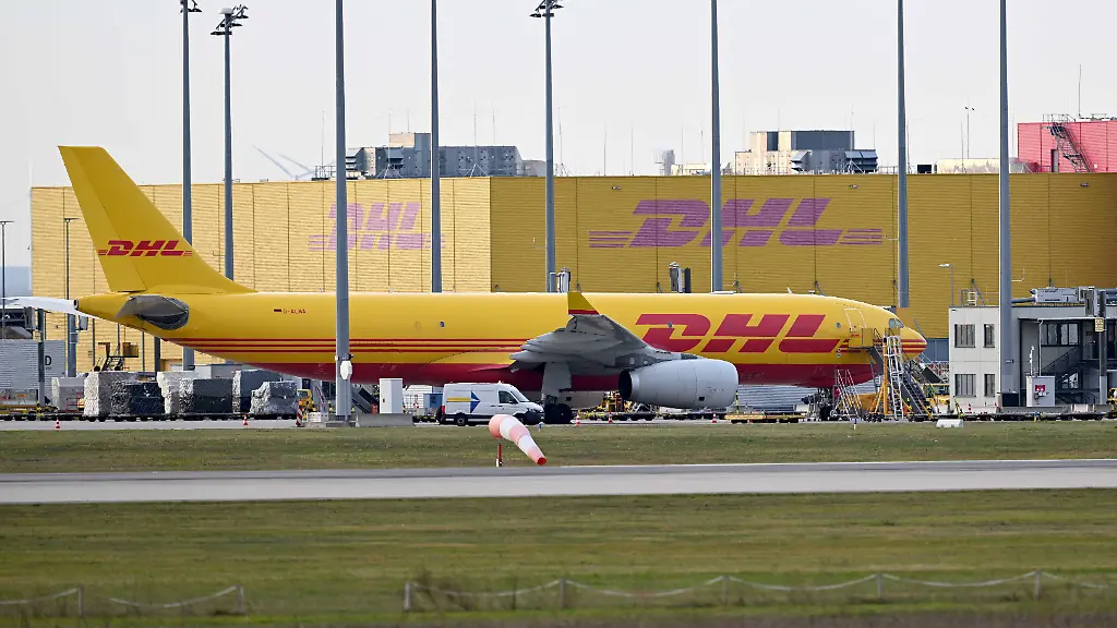 Eine-DHL-Frachtmaschine-am-DHL-Air-Hub-dem-Luftfrachtzentrum-auf-dem-Flughafen-Leipzig-Halle