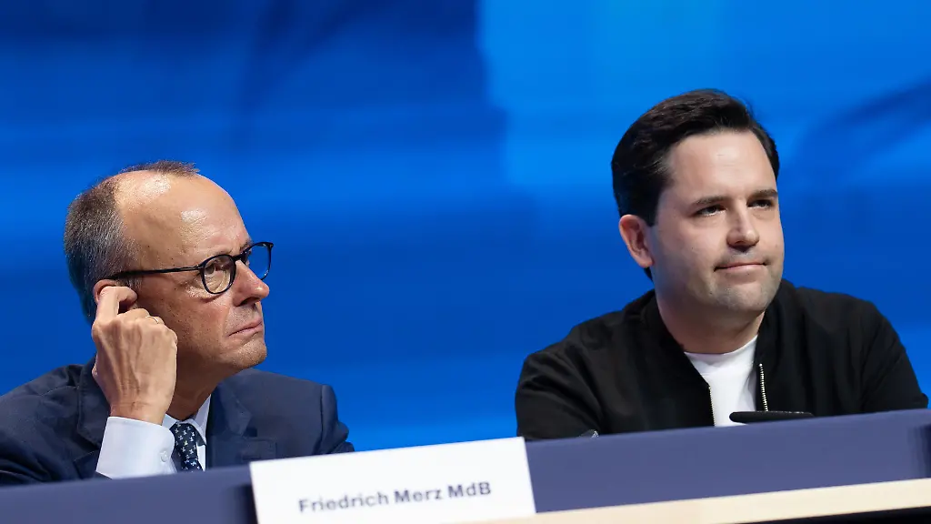 Friedrich-Merz-Bundeskanzler-nach-seiner-Rede-mit-Johannes-Winkel-Bundesvorsitzender-Jungen-Union-und-Mitglied-Junge-Gruppe-der-CDU-CSU-Bundestagsfraktion