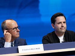 Friedrich Merz Bundeskanzler Nach Seiner Rede Mit Johannes Winkel Bundesvorsitzender Jungen Union Und Mitglied Junge Gruppe Der CDU CSU Bundestagsfraktion